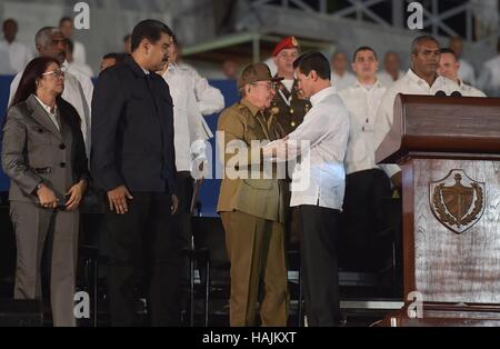 Il Presidente messicano Enrique Peña Nieto abbraccia il presidente di Cuba Raul Castro come Presidente venezuelano Nicolás Maduro guarda su durante una manifestazione commemorativa in onore di Fidel Castro per la Rivoluzione Plaza Novembre 29, 2016 a L'Avana, Cuba. Fidel Castro è morto il 25 novembre all'età di 90. Foto Stock