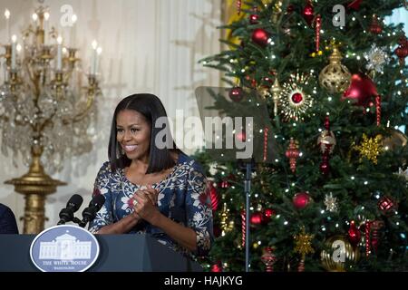 U.S la First Lady Michelle Obama saluta i bambini delle famiglie militari come ha svelato il 2016 Casa Bianca decorazioni di Natale alla Casa Bianca Novembre 29, 2012 a Washington, DC. Foto Stock