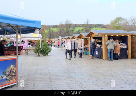 Chatsworth, Derbyshire, Regno Unito. Novembre 15, 2016. Natale in legno le bancarelle del mercato di mattina a Chatsworth. Foto Stock