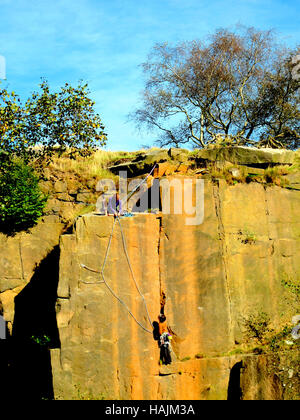 Bolo hill Quarry, Derbyshire, Regno Unito. Settembre 29, 2016. Due alpinisti femmina sulla parete di roccia del bolo hill cava. Foto Stock