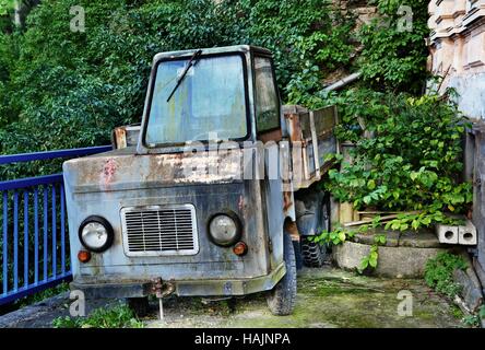 Vecchio abbandonato e arrugginito il carrello vuoto sui dump. Foto Stock