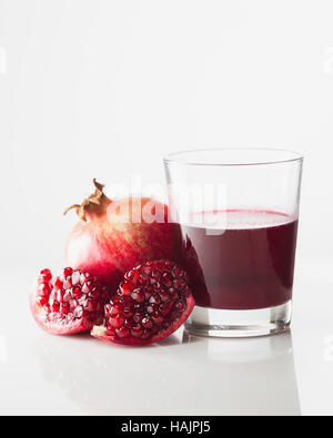 Il Melograno e bicchiere di succo di melograno Foto Stock