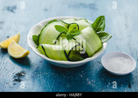 Ciotola di cetriolo fresco e menta con insalata di mare sale e limone Foto Stock