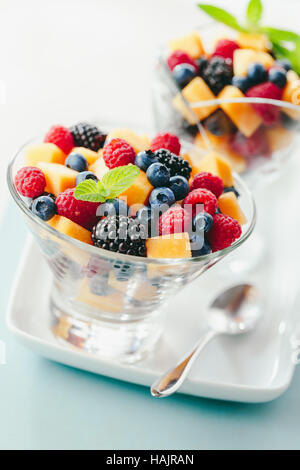 Frutta Mista insalata in ciotola Foto Stock