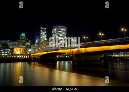 Nuovo ponte di Londra attraverso il Tamigi con la città dietro, 20 Fenchurch Street, grattugia edificio e l'Edificio 22 Foto Stock