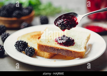 Toast con fatti in casa confettura di more Foto Stock