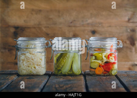 Verdure sottaceto in vasetti di vetro Foto Stock