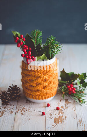 Disposizione di natale di agrifoglio bacche Foto Stock