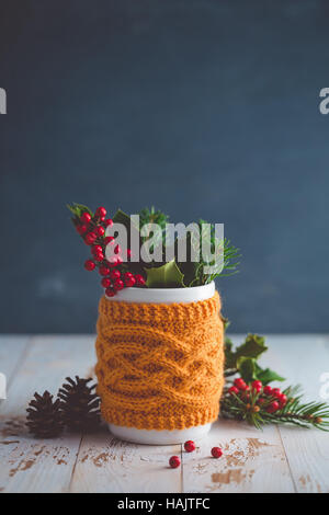 Disposizione di natale di agrifoglio bacche Foto Stock