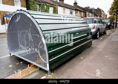 Un hangar in bici su strada di storage sicuro sistema di noleggio di biciclette a Waltham Forest, Londra Foto Stock