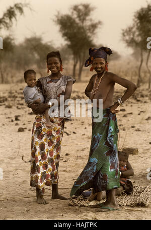 Mali, Africa occidentale - Gennaio 25, 1992: villaggio Dogon e tipici edifici di fango con stalle per i cereali e Peul Fulani popolations Foto Stock