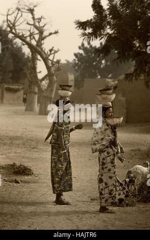 Mali, Africa occidentale - Gennaio 25, 1992: villaggio Dogon e tipici edifici di fango con stalle per i cereali e Peul Fulani popolations Foto Stock