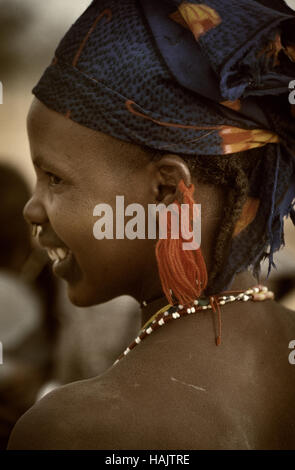 Mali, Africa occidentale - Gennaio 25, 1992: villaggio Dogon e tipici edifici di fango con stalle per i cereali e Peul Fulani popolations, ritratto di donna, Foto Stock