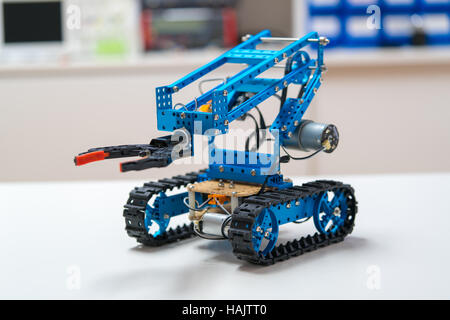 Il braccio di robot le vie di fare un esperimento con prodotti chimici pericolosi Foto Stock