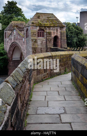 Chester le mura cittadine sono la più completa il circuito di un romano e difensivo medioevale cinta muraria in Gran Bretagna. Foto Stock