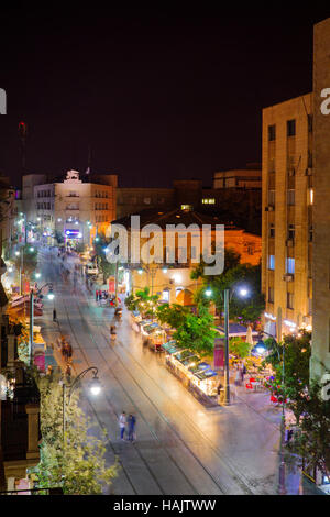 Gerusalemme, Israele - 22 settembre 2016: Scena Notturna di Yafo Street, con la gente del posto e i turisti, a Gerusalemme, Israele Foto Stock