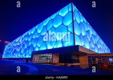 Cubo Acqua - un ampio angolo di visione notturna del Beijing National Aquatics Centre, noto anche come Water Cube, al Parco Olimpico di Pechino. Foto Stock