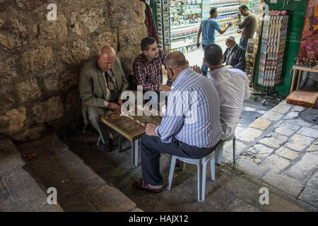 Gerusalemme - Aprile 18, 2014: Strada tipica scena del backgammon giocatori, nella città vecchia di Gerusalemme, Israele Foto Stock