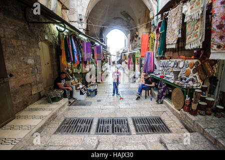 Gerusalemme - Aprile 18, 2014: un tipico mercato di strada, nella città vecchia di Gerusalemme, Israele Foto Stock