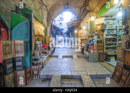 Gerusalemme - Aprile 18, 2014: un tipico mercato di strada, nella città vecchia di Gerusalemme, Israele Foto Stock