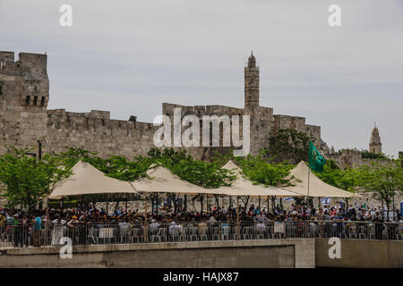 Gerusalemme - 19 Aprile 2014: una folla di pellegrini al di fuori della Porta di Jaffa (nelle mura della città vecchia) in attesa che il fuoco santo cerimonia, sul Santo Satu Foto Stock