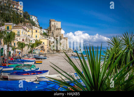 Il pittoresco villaggio di Cetara, Costiera Amalfitana, Italia. Foto Stock