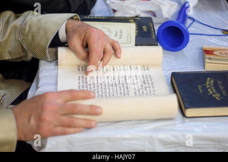 Gerusalemme, Israele - Mar 05, 2015: Un ultra-ebreo ortodosso legge il libro di Ester (l'megillah), come parte delle tradizioni della festa di Purim, in Foto Stock