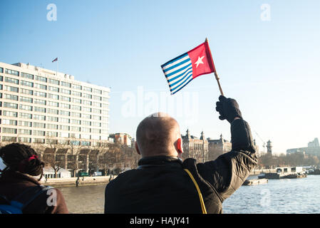 Londra, Regno Unito. 01 Dic, 2016. Dimostrazione per il Papua occidentale. Decine di persone hanno protestato battenti bandiere, chiedendo per la libertà del sud-est asiatico, stato su entrambi i lati di Westminster Bridge. Credito: Alberto Pezzali/Pacific Press/Alamy Live News Foto Stock