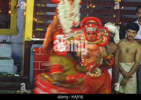 Theyyam, danza rituale dal Kerala, India Foto Stock