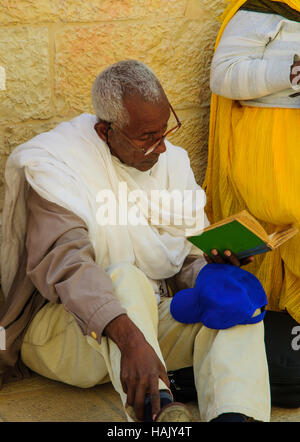 Gerusalemme, Israele - 10 APR 2015: un pellegrino attende vicino alla stazione 9 di Via Dolorosa, sul Venerdì Santo Ortodosso, nella città vecchia di Gerusalemme, Israele Foto Stock