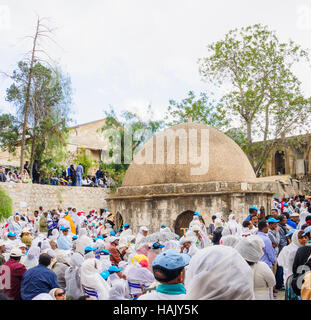 Gerusalemme, Israele - 10 APR 2015: una folla di pellegrini etiope pregare il Santo Sepolcro chiesa sul Venerdì Santo Ortodosso, nella vecchia città di Jerusale Foto Stock