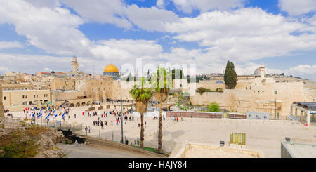 Gerusalemme, Israele - 10 Aprile 2015: il Muro Occidentale affollate di Pasqua preghiere e Moschea di Al-Aqsa e la Cupola della roccia in background, in Foto Stock