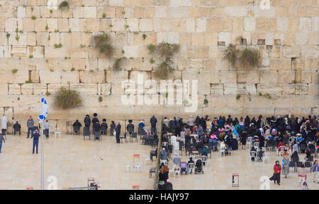 Gerusalemme, Israele - 10 Aprile 2015: il Muro Occidentale affollate di Pasqua preghiera, nella città vecchia di Gerusalemme, Israele Foto Stock