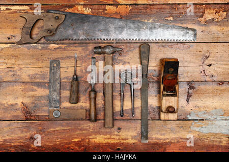 Vecchia annata di produzione di utensili a mano su sfondo di legno Foto Stock