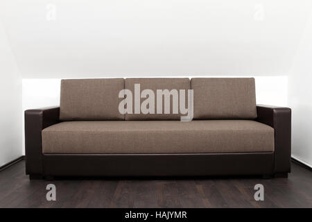 Lettino marrone nel luminoso interno bianco Foto Stock