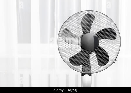 Ventola elettrica in camera Foto Stock