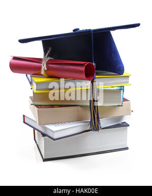 Graduazione hat e diploma sulla pila di libri Foto Stock