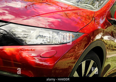 Vista dettagliata del moderno rosso sport auto faro anteriore Foto Stock