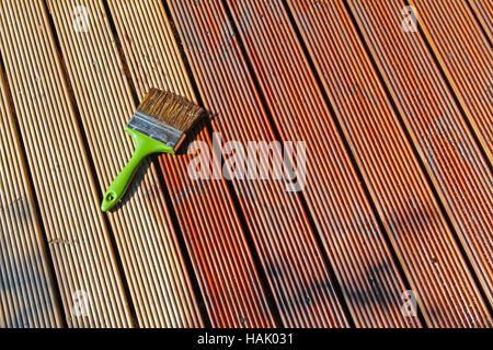 Pittura patio in legno deck con olio protettivo Foto Stock