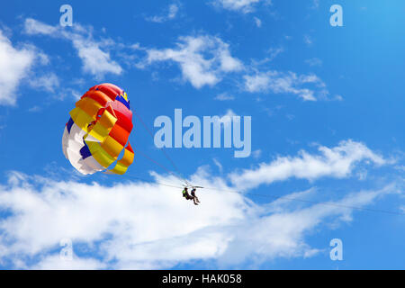 Il parasailing - paracadute trainato contro il cielo blu Foto Stock