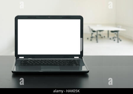 Computer portatile con schermo vuoto sul tavolo di legno in ufficio Foto Stock
