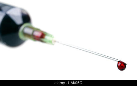 Macro shot di ago medicale con goccia di sangue Foto Stock
