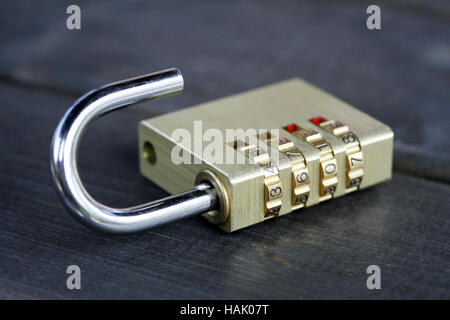 Lucchetto a combinazione con sul tavolo di legno Foto Stock
