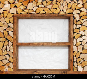 Vuoto ripiani in legno con decorazione di legna da ardere Foto Stock