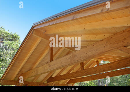 Costruzione in legno del tetto dell'outdoor carport Foto Stock