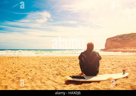 Surfer sulla spiaggia in attesa di onde perfette Foto Stock