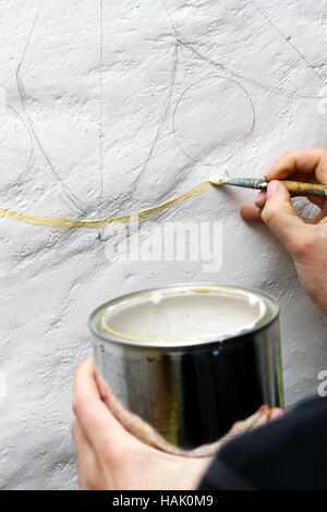 Artista dipinge il dipinto a olio su muro Foto Stock