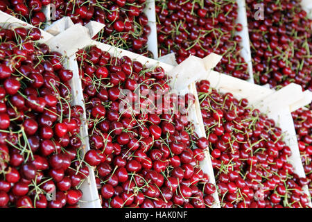Le ciliegie di caselle in un mercato degli agricoltori Foto Stock