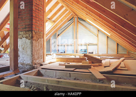 Una vista interna di una soffitta della casa in costruzione Foto Stock