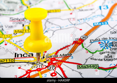 Puntina gialla in una mappa. Le destinazioni di viaggio Foto Stock